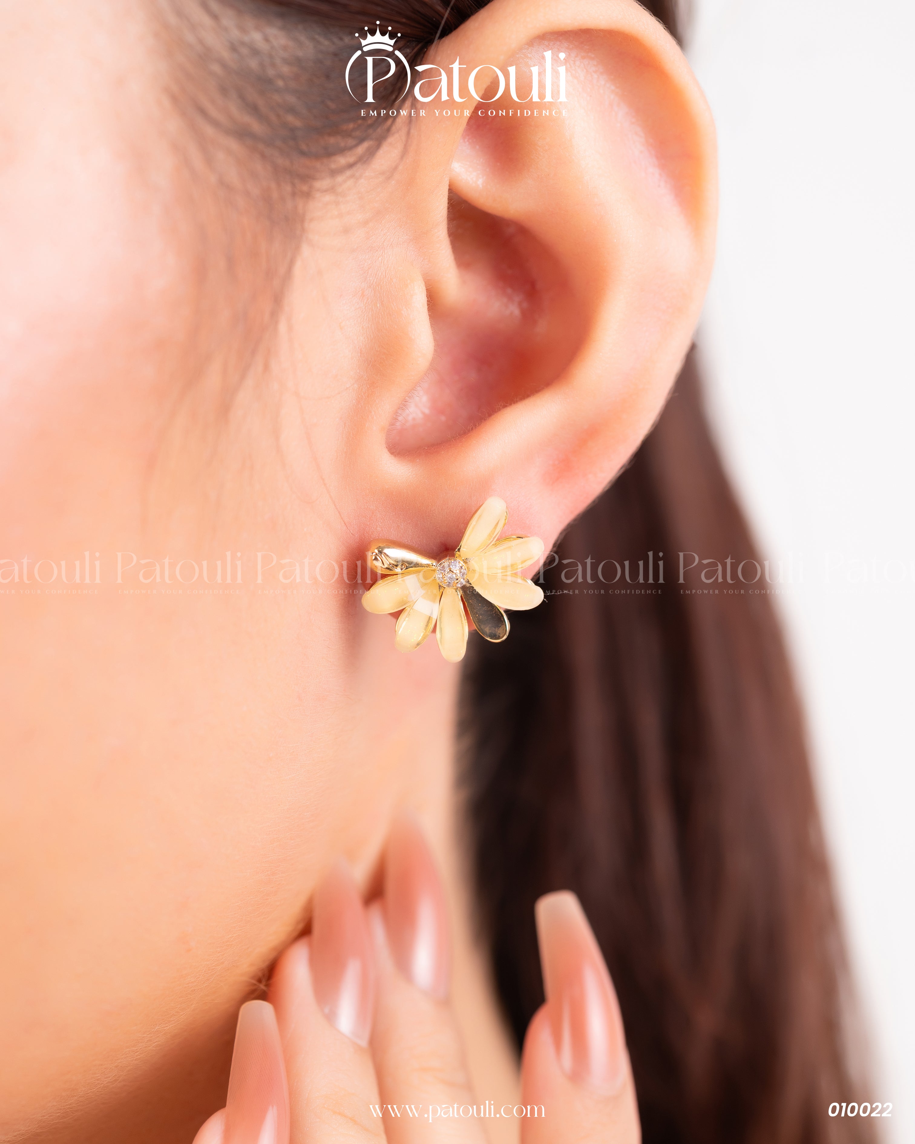 Stunning White Flower Studs