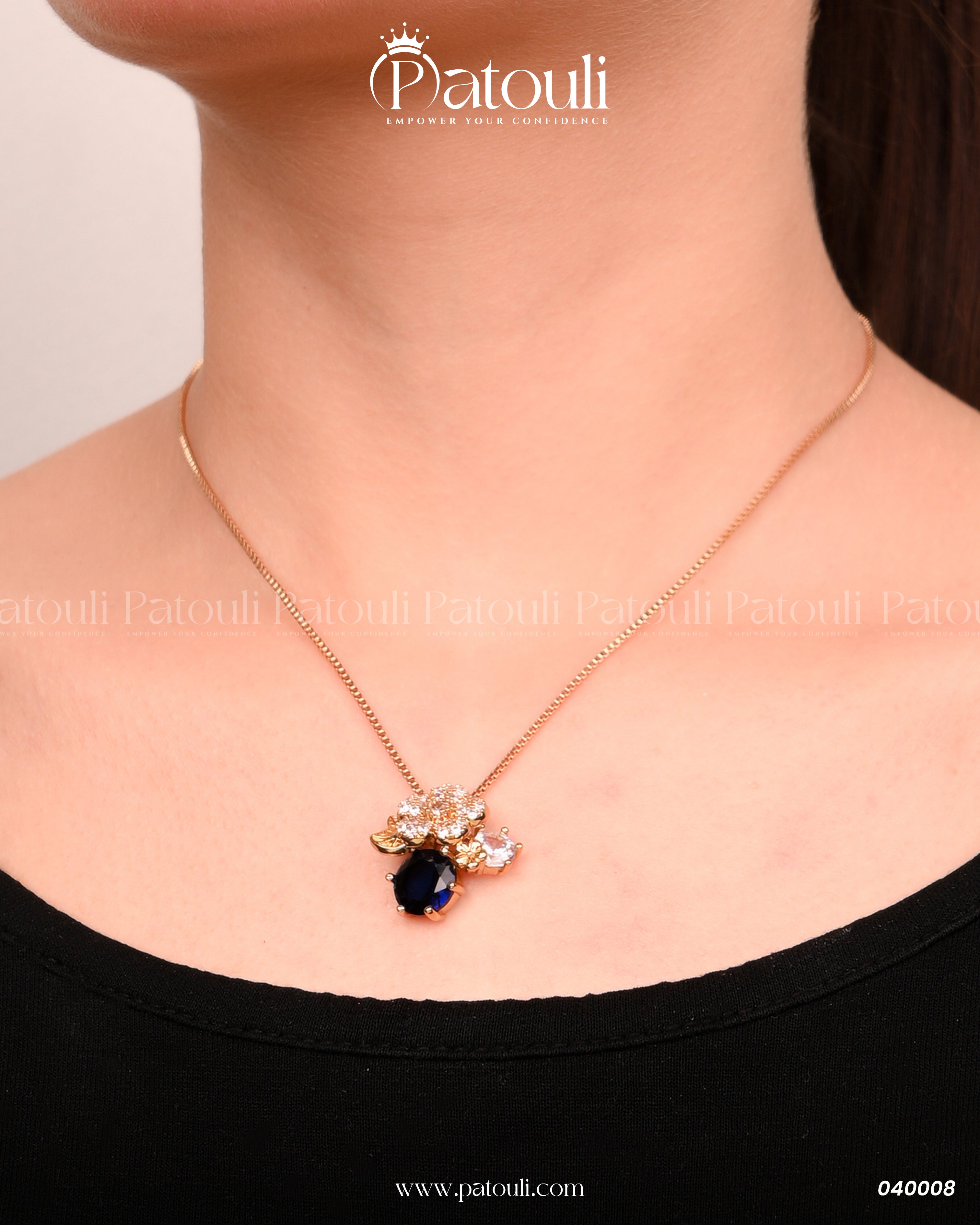 The Quuen's Blue Halo Spark Pendant Set