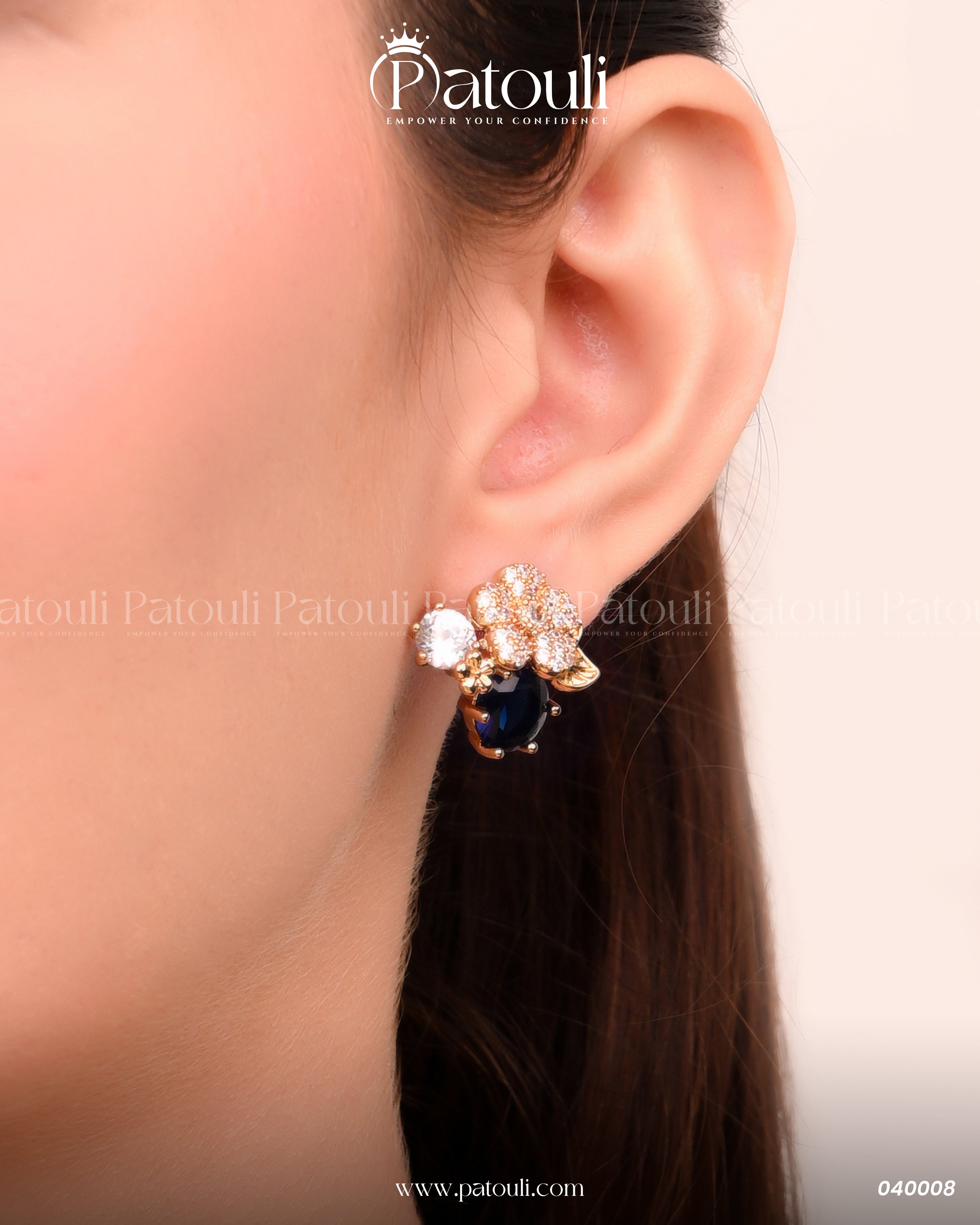 The Quuen's Blue Halo Spark Pendant Set